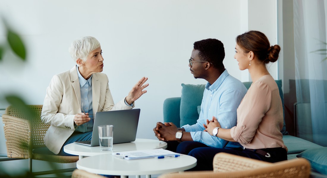 service-02 couple-applying-mortgage